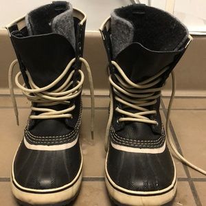 Sorel Size 6 Black Boots